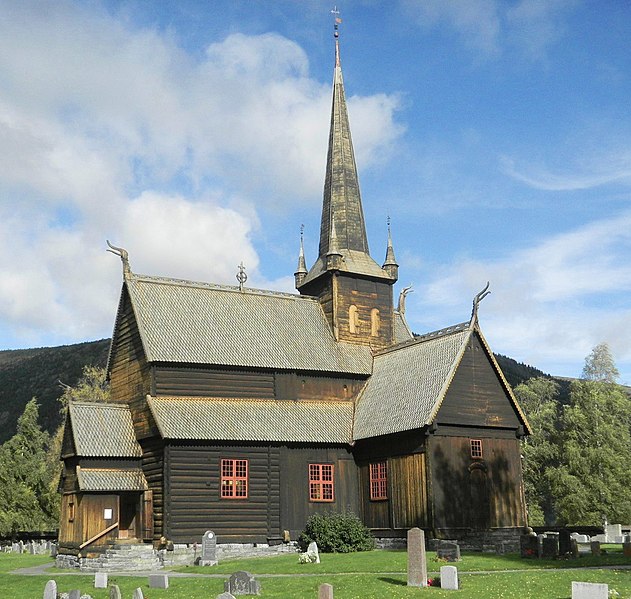 File:Iglesia vikinga en LOM,Noruega.jpg