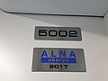 5002のナンバープレートとアルナ車両のプレート