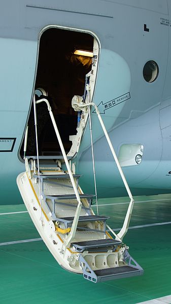 File:JASDF C-2(68-1203) crew-entry door at Miho Air Base May 28, 2017 03.jpg