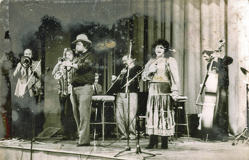 File:Jazz koncert u Nisu 1981 - Nada Knezevic, Milivoje Markovic (saksofon), Misa Blam (kontrabas).jpg