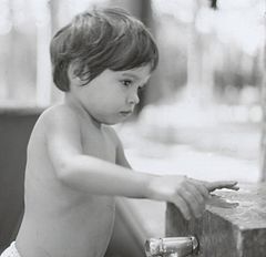 Diapositive noir et blanc - l'enfant et la fontaine  (jdd)