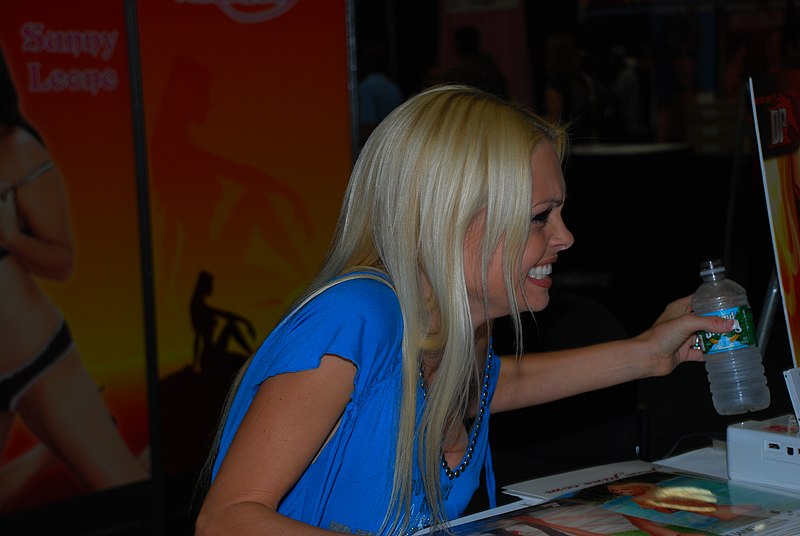 File:Jesse Jane at Exxxotica New York 2009 6.jpg