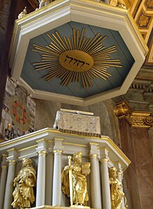 Predikstolens solsymbol med Guds namn JHWH på hebreiska.