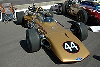 1968年のインディ500で優勝した車両（#3）と1969年のインディ500で6位に入った車両（#44）。1969年の車両は先端に行くほど薄くなる楔形に変更されていることがわかる。