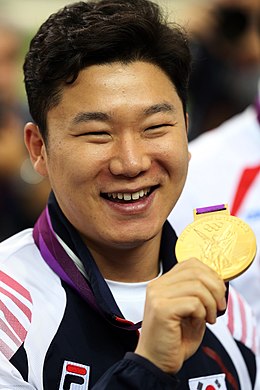 Jin Jong-oh Lontoon olympialaisten kultamitali kaulassaan vuonna 2012.