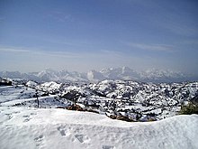 Kabylia'daki karla kaplı dağların manzarası