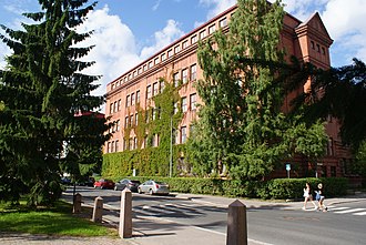 The red-brick building of the Kallavesi High School in Kuopio, Finland. Kallaveden lukio.jpg