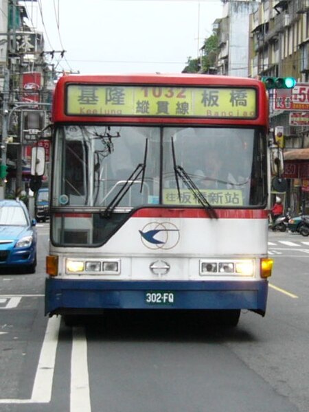 File:Keelung Bus 302-FQ head on Bai 3rd Street 20101006.jpg