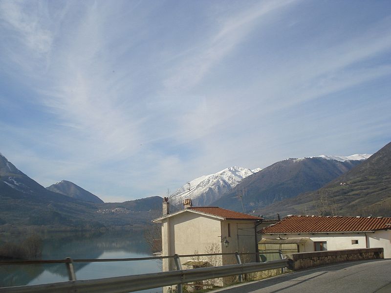 File:Lago on the road - opi1010.JPG