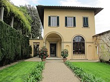 Rear of the villa Le balze, giardino murato 02.JPG
