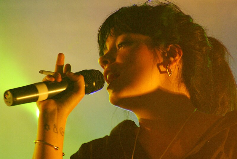 File:Lily Allen @ Solidays 2007 b.jpg