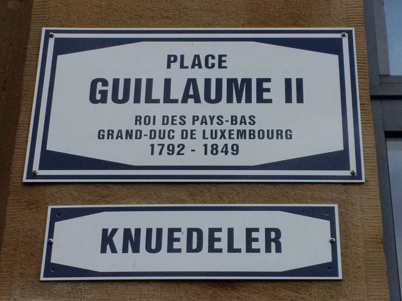 File:Luxembourg - Place Guillaume II Knuedeler - nom de rue.jpg