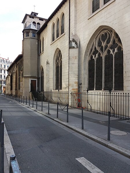 File:Lyon 2e - Rue Symphorien Champier, coté est de l'église Saint-Bonaventure.jpg