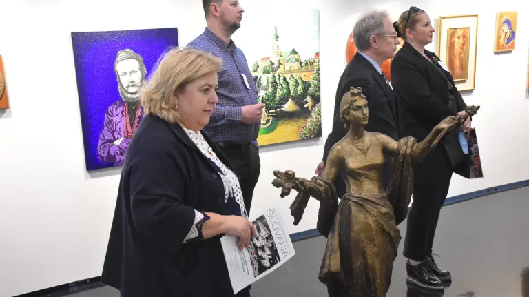 File:MEP Clara Eugenia Aguilera García at the Slovak Matica and SZPB event with a bust of Ján Kulich.webp