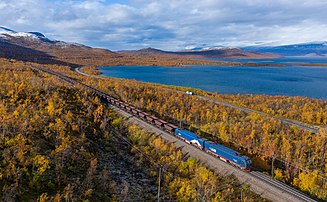 Deux locomotives électriques IORE tirant un train de wagons-trémies dans le nord de la Laponie suédoise, sur les rives du lac Torneträsk. (définition réelle 4 728 × 2 919)