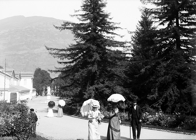 File:M et Me Julien, Car(oline ?) descente de la Buvette (du Pré), Luchon, sept. 1898 (2673936192).jpg