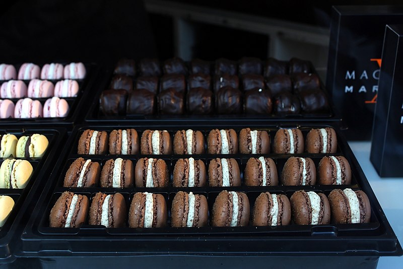 File:Macarons Marcolini 02.jpg