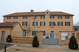 The town hall, library and school in Garnerans