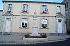 Velluire belediye binası ve savaş anıtı (görünüm 2, Éduarel, 14 Temmuz 2016) .jpg