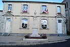 Ayuntamiento de Velluire y monumento a los caídos (vista 2, Éduarel, 14 de julio de 2016) .jpg