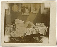 Marie Jordan naakt liggend op een bed