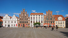 Ostseite des Greifswalder Marktplatzes mit backsteingotischen Giebelhäusern 2013