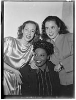 Mary Lou Williams avec Imogene Coca (à gauche) et Ann Hathaway (à droite), entre 1938 et 1948