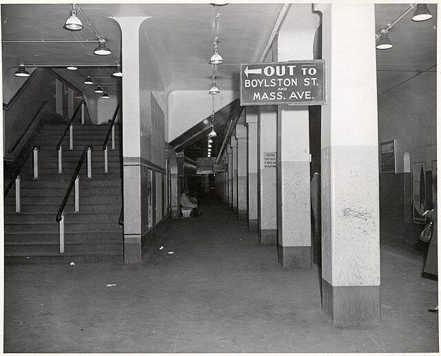 The outbound subway platform in 1962