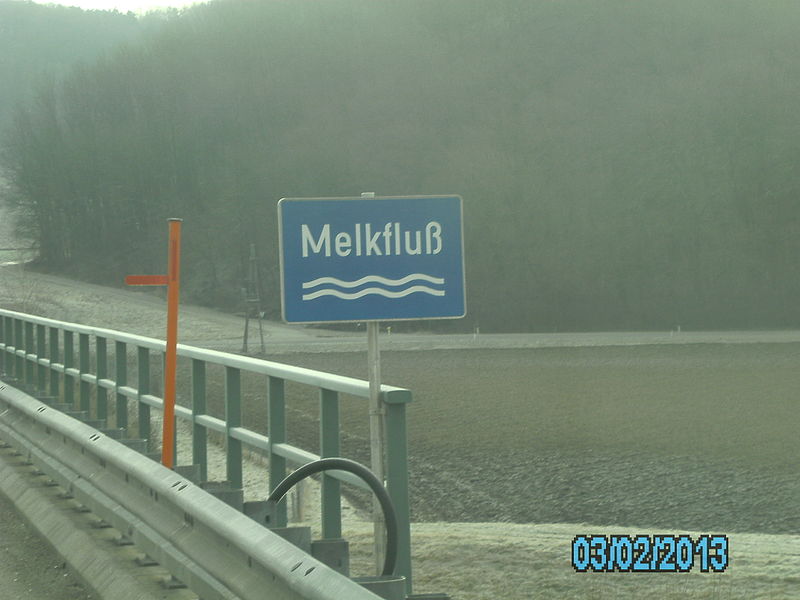 File:Melkfluß-Schild an der West Autobahn.JPG