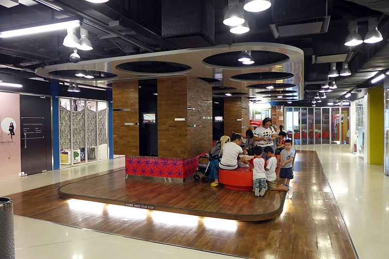 File:MetroPlaza Level 3 bouliques 201408.jpg