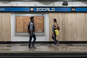 Dwie osoby spacerują po jednej z platform na stacji Zócalo/Tenochtitlan