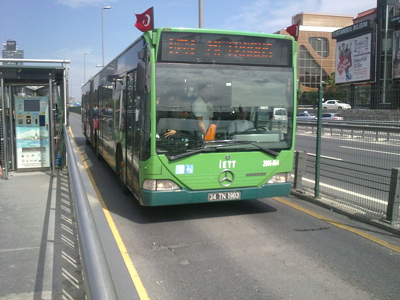 File:Metrobüs (İstanbul).jpg