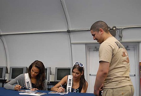 ไฟล์:Miss USA contestants give autographs while visiting Guantanamo.jpg