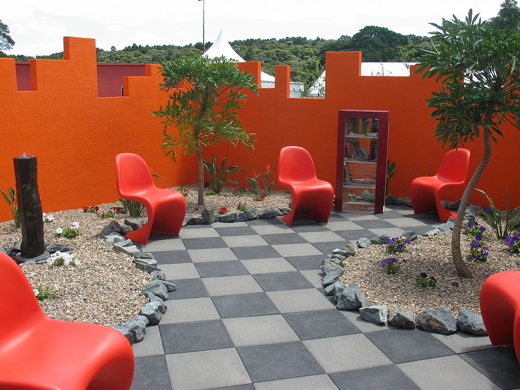 File:Modern garden at Ellerslie Flower Show.jpg ...