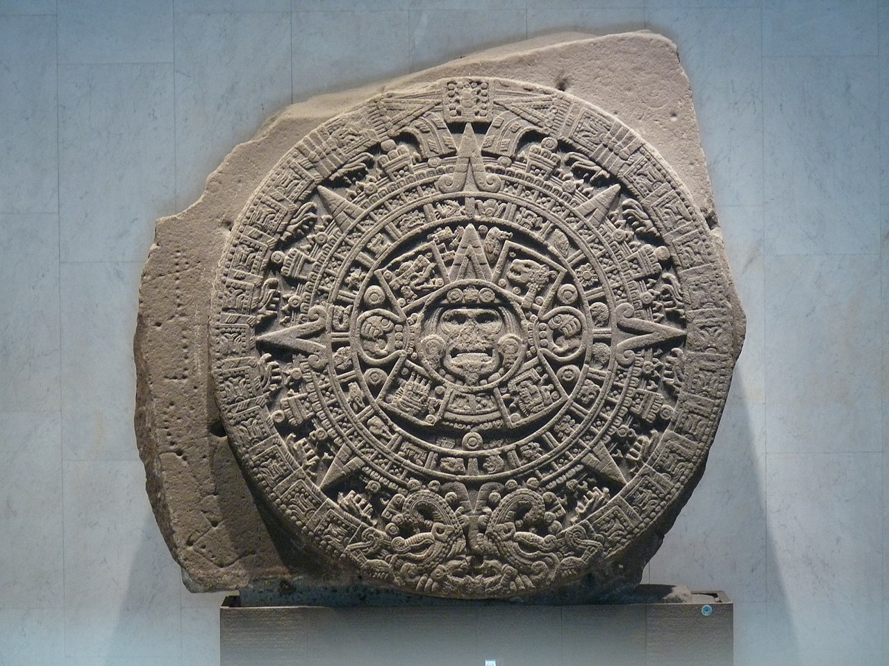 Museo Nacional de Antropología (México) 1280px-Monolito_de_la_Piedra_del_Sol