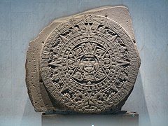 La pierre du Soleil aztèque représente à la fois le calendrier divinatoire de 260 jours (tonalpohualli) et la légende des soleils, qu'on retrouve dans d'autres cultures mésoaméricaines antérieures.