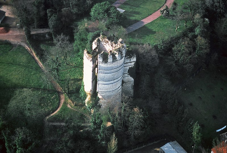 File:Montguyon. Le Château.jpg