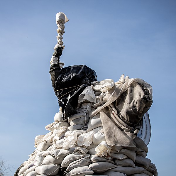 File:Monument to Petro Sahaidachny during Russian invasion of Ukraine (04).jpg