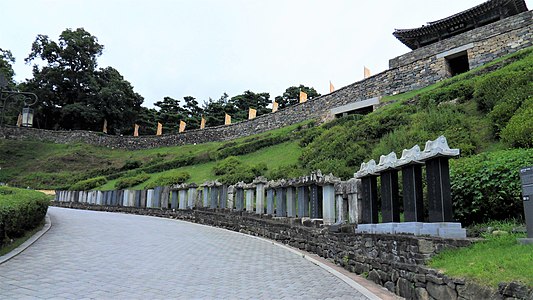 한국어: 금서루 앞의 비석군