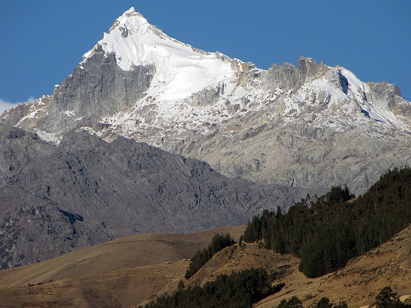 File:Mountains seen from Huaraz (5968337289).jpg