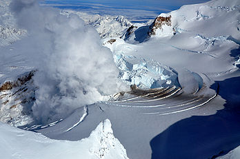 Le mont Redoubt, stratovolcan actif situé en Alaska, un jour avant d'entrer en éruption (21 mars 2009). (définition réelle 4 288 × 2 848)