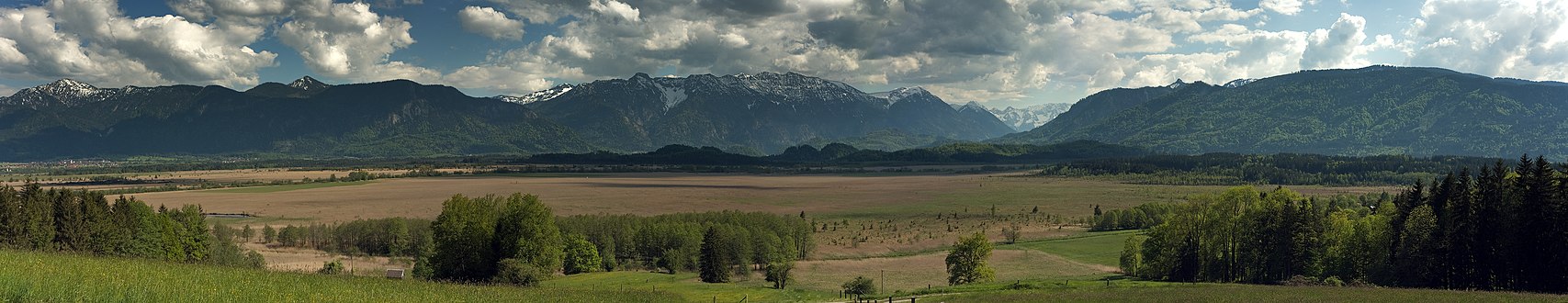 Ein Blick nach Süden auf das Murnauer Moos, Estergebirge mit Hohe Kisten und Kistenkar, Loisachtal und die Ammergauer Alpen vom Hang des Murnauer Molassezugs
