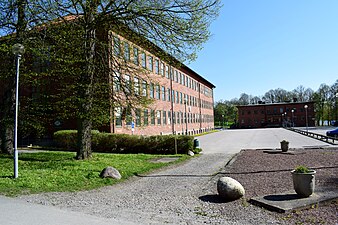 Skolbyggnad samt kadettmässen vid Näsbypark.