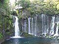 富士山融水从岩层涌出所形成的白丝瀑布