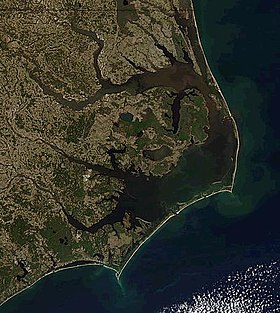 Satellietfoto van de Outer Banks: de dunne strook die uitkijkt op de Atlantische Oceaan.