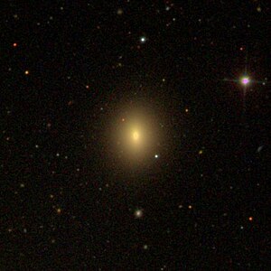 NGC 4464 mit SDSS J122921.13+080815.0 (u)[1] SDSS-Aufnahme