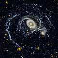 NGC 1510とNGC 1512の紫外線画像。この画像はNGC 1512の渦状腕が自身の輝く円盤より遥か先に届いていることを示している。 画像のクレジット:GALEX/NASA/JPL-Caltech.