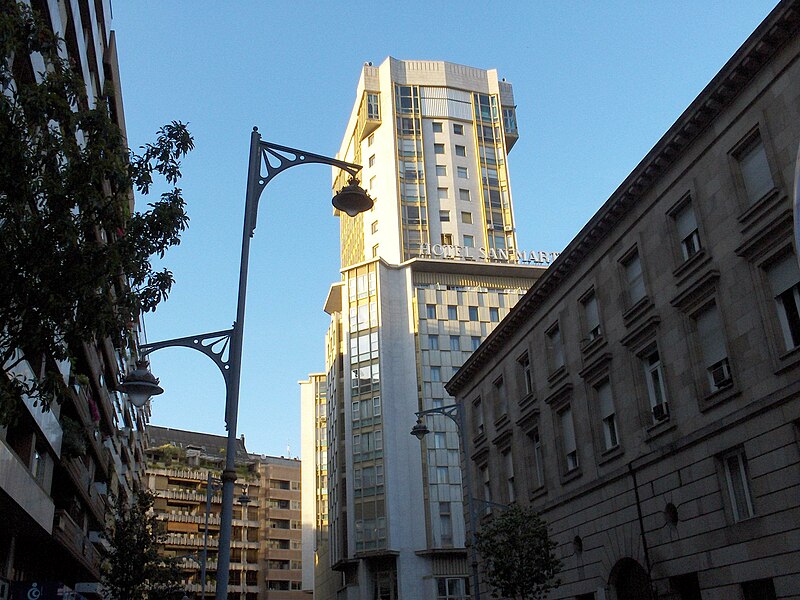 File:Ourense, Galicia, España. Torre do Hotel San Martín.jpg