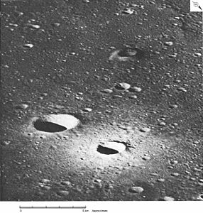 照片下方为卫星坑拉塞尔 J（左）和拉塞尔 D（右），上方显示了火山渣锥，阿波罗16号拍摄。