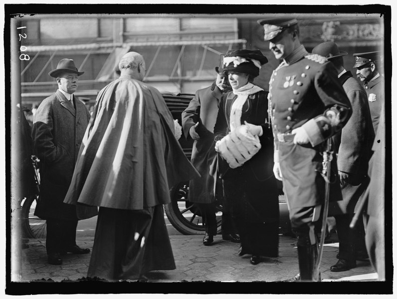 File:PAN AMERICAN MASS. THANKSGIVING DAY AT ST. PATRICK'S. FATHER RUSSELL; TAFT; MRS. TAFT; MAJ. BUTT LCCN2016863739.tif